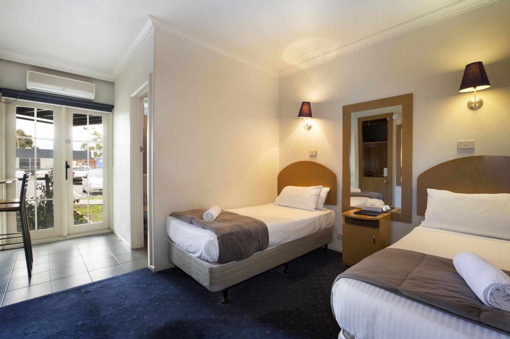 Nightcap At Skyways Hotel Melburne Exterior foto
