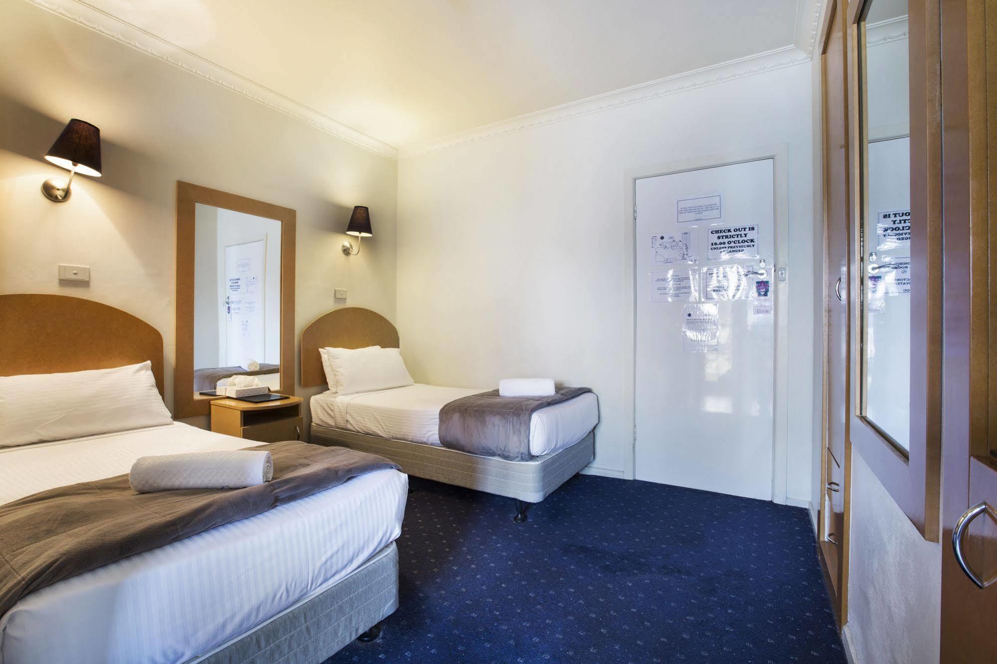 Nightcap At Skyways Hotel Melburne Exterior foto