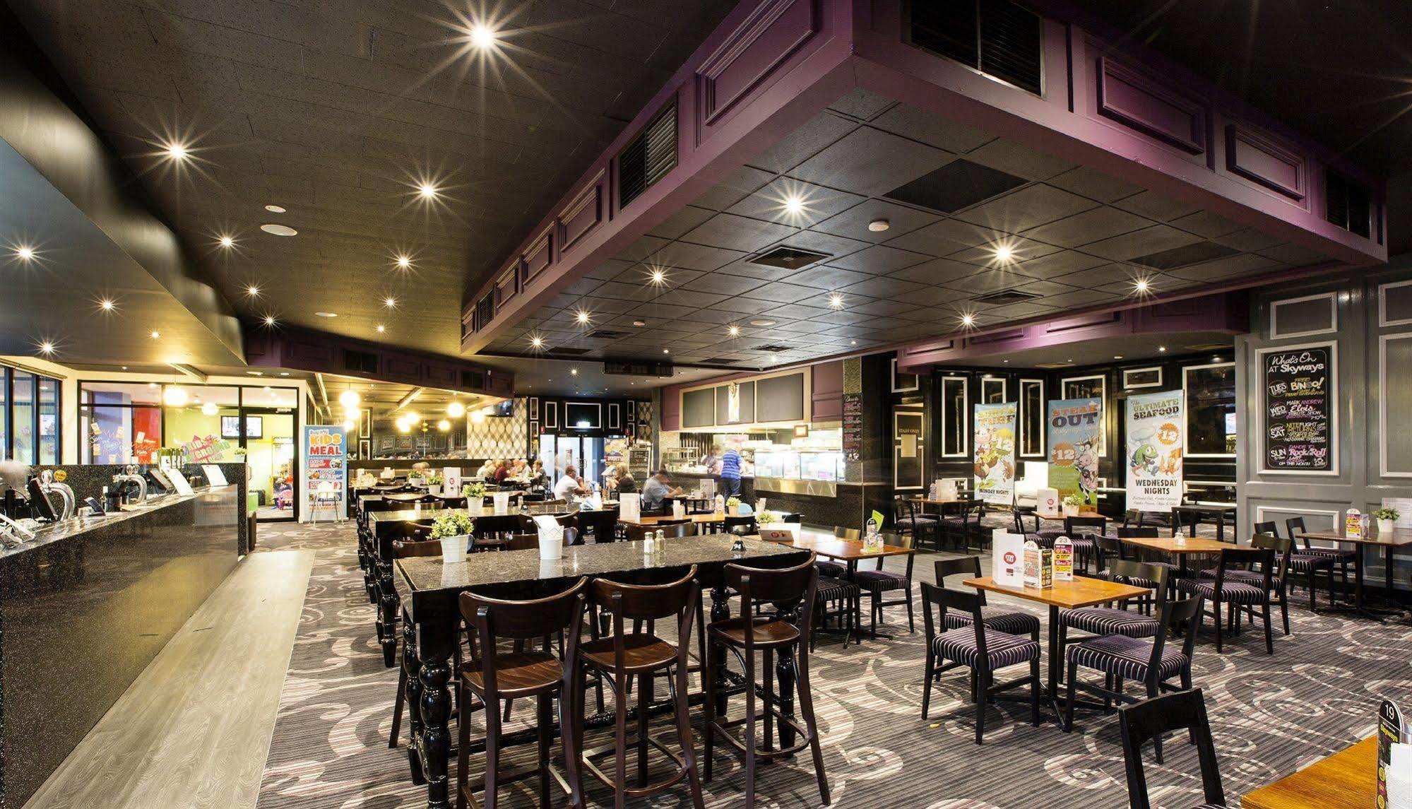 Nightcap At Skyways Hotel Melburne Exterior foto