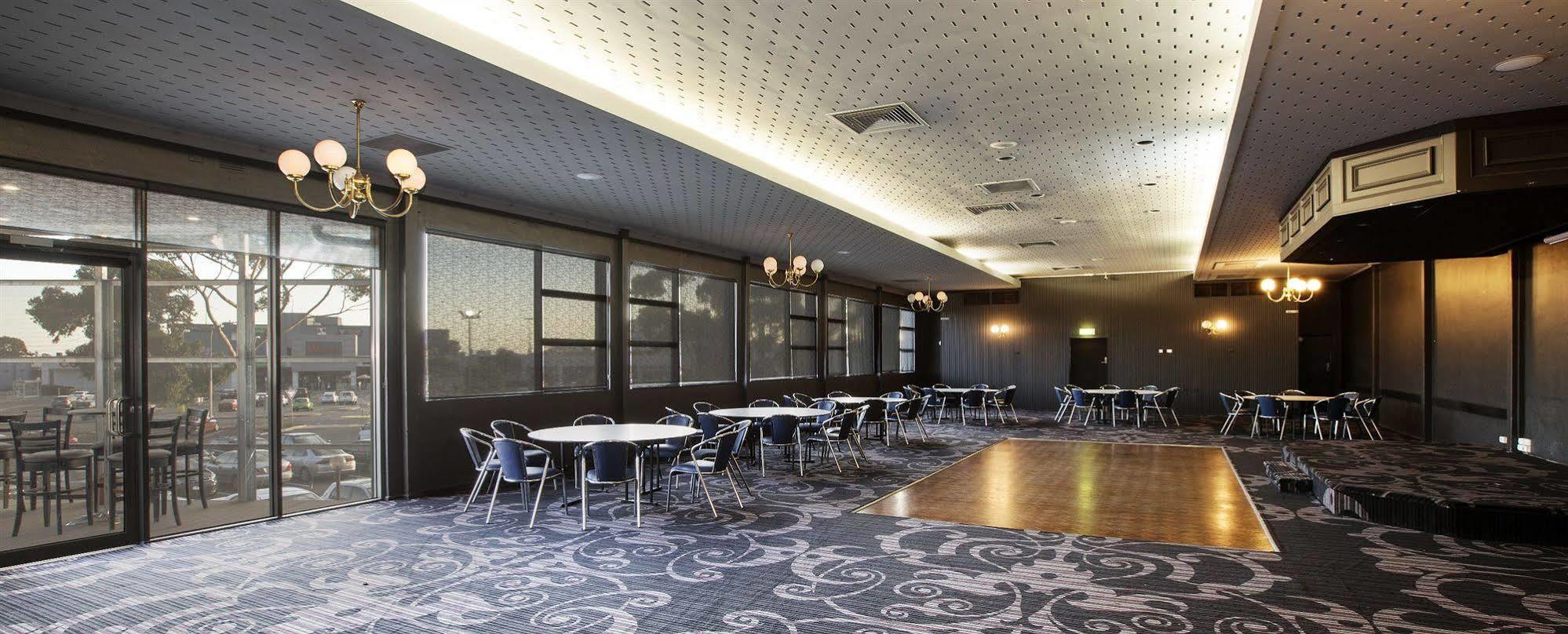 Nightcap At Skyways Hotel Melburne Exterior foto