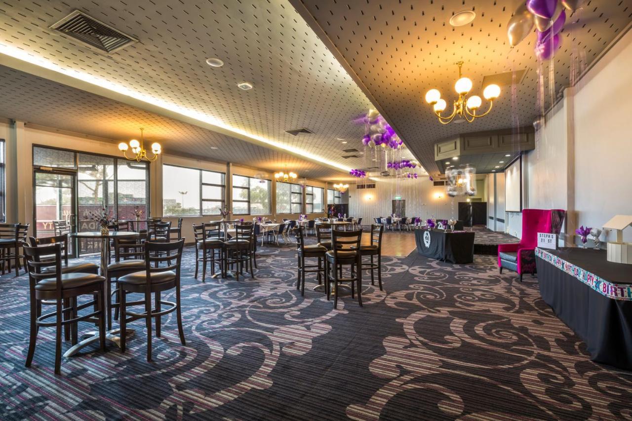 Nightcap At Skyways Hotel Melburne Exterior foto